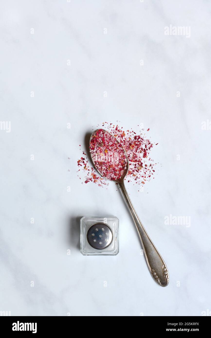 Sale di rosa in cucchiaio e shaker di sale, sale di petali di rosa, Germania, Europa Foto Stock
