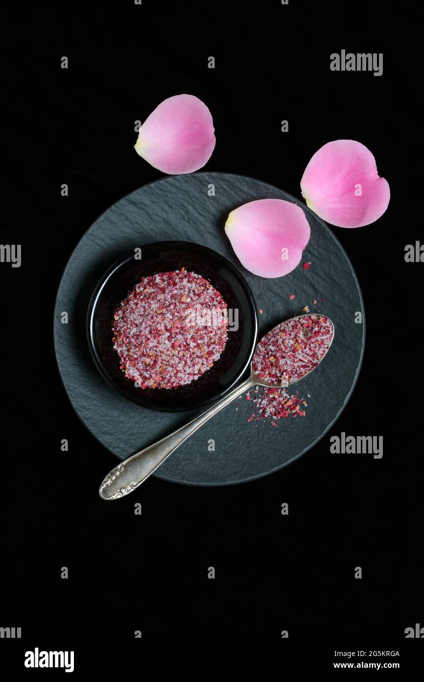 Sale di rosa in ciotola e cucchiaio, sale di petali di rosa, Germania, Europa Foto Stock