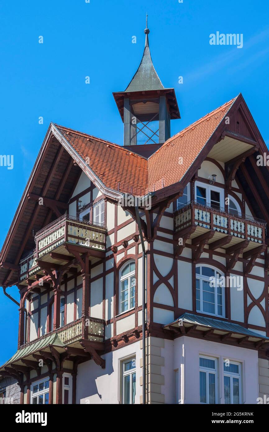 Casa con maneggio a punta, a graticci e torrette, Starnberg, alta Baviera, Baviera, Germania, Europa Foto Stock