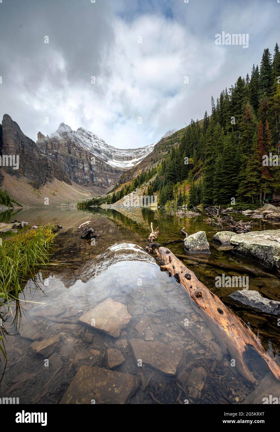 Montagne nuvolose riflesse nel lago, riva del lago Agnes, Lago Louise, Banff National Park, Alberta, Canada, Nord America Foto Stock