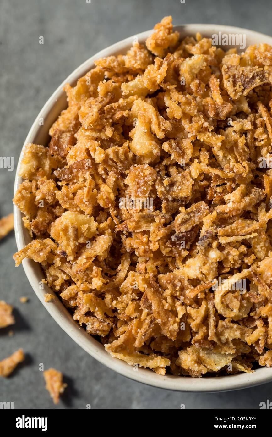 Cipolle fritte croccanti biologiche fatte in casa in una ciotola Foto Stock