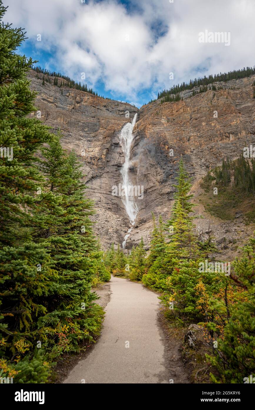 Sentiero escursionistico per la cascata, Takakkaw Falls, Montagne Rocciose, Yoho Valley, Yoho National Park, Provincia di Alberta, Canada, Nord America Foto Stock