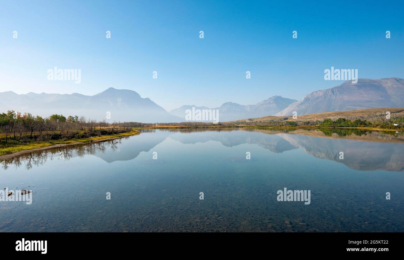 Le montagne si riflettono nel lago, il lago Maskinonge, il parco nazionale dei laghi di Waterton, Alberta, Canada, Nord America Foto Stock