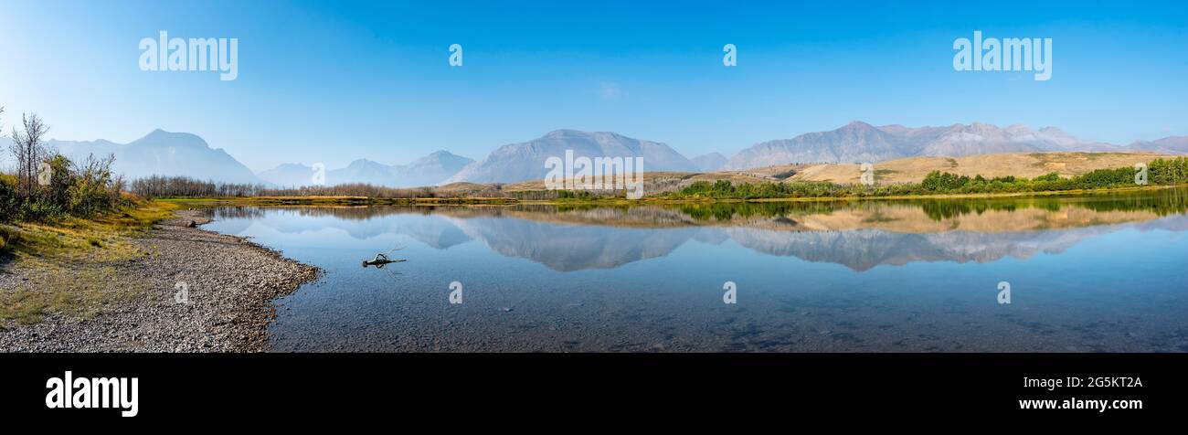 Le montagne si riflettono nel lago, il lago Maskinonge, il parco nazionale dei laghi di Waterton, Alberta, Canada, Nord America Foto Stock