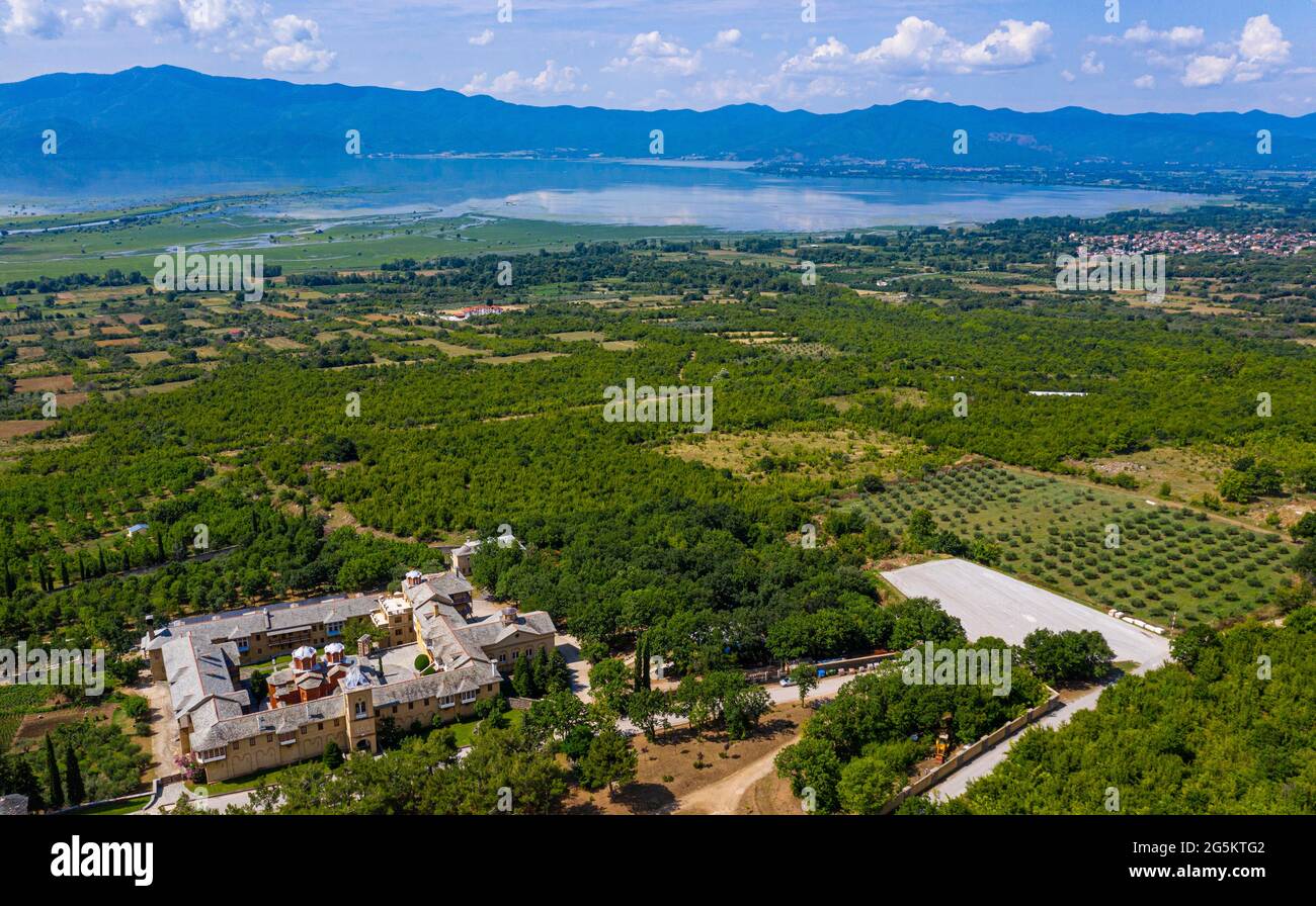 Aereo di un monastero sul lago Kerkini, Macedonia, Grecia, Europa Foto Stock