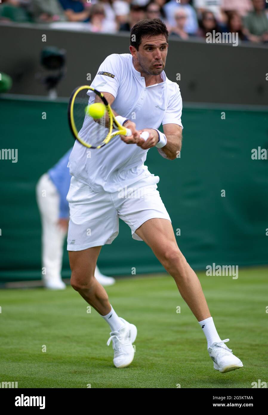 Federico Delbonis in azione contro Andrey Rublev sulla Corte n°2 nel primo round dei Gentlemen's Singles il giorno uno di Wimbledon all'All England Lawn Tennis and Croquet Club di Wimbledon. Data immagine: Lunedì 28 giugno 2021. Foto Stock