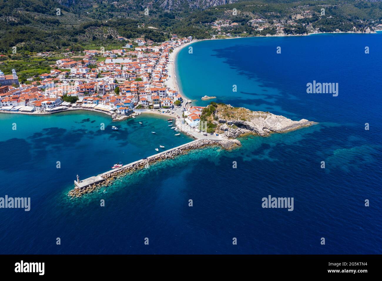 Vista aerea, vista sul villaggio con spiaggia di ciottoli e porto, Kokkari, Samos, Grecia, Europa Foto Stock