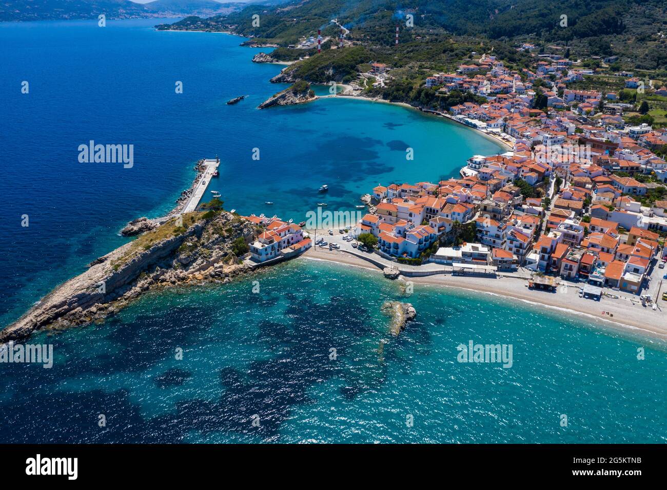 Vista aerea, vista sul villaggio con spiaggia di ciottoli e porto, Kokkari, Samos, Grecia, Europa Foto Stock