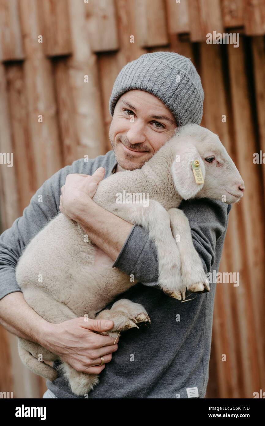 Uomo con agnello, Austria, Europa Foto Stock
