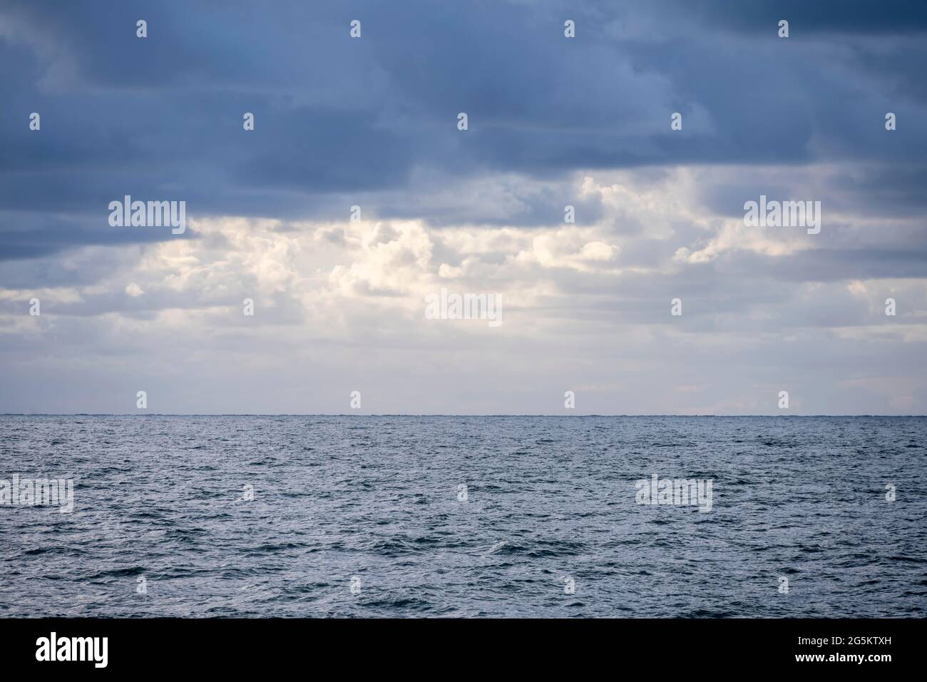 Cielo nuvoloso sul mare, Atlantico, Norvegia, Europa Foto Stock
