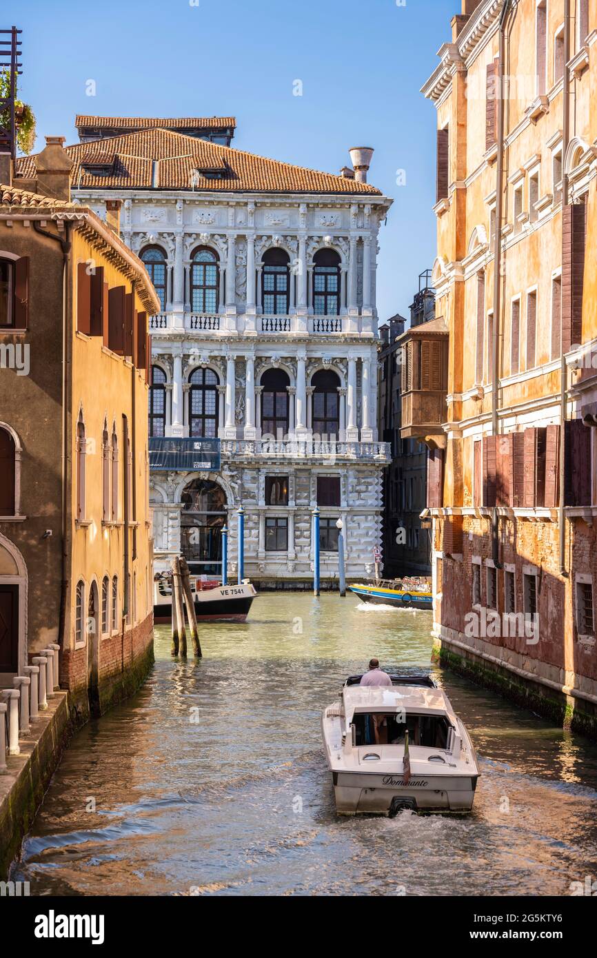 Motoscafo sul canale, Venezia, Veneto, Italia, Europa Foto Stock