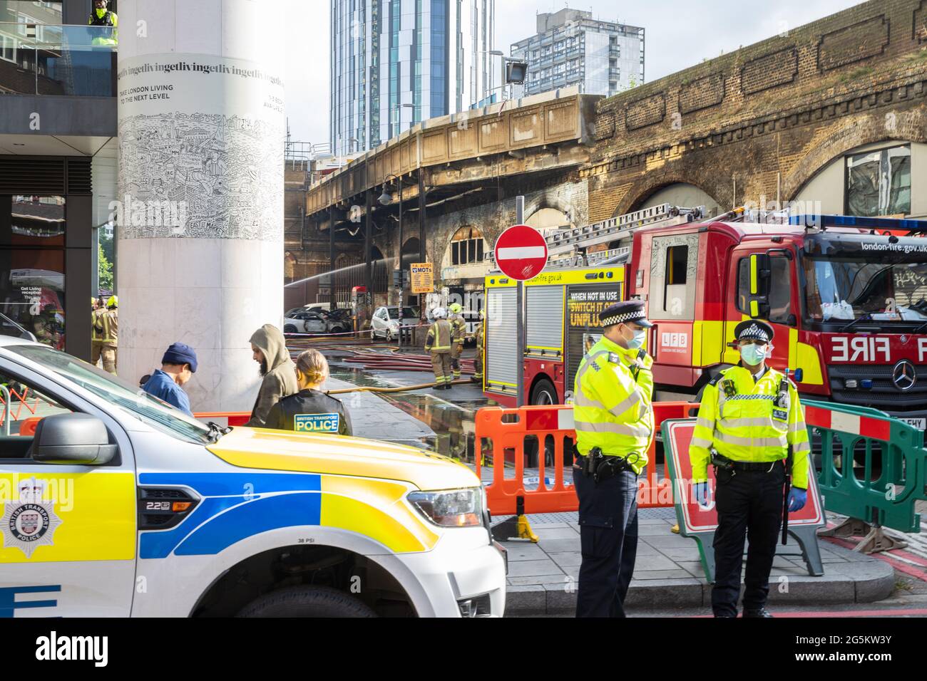 Vigili del fuoco sul sito del fuoco sotto la stazione ferroviaria Elephant and Castle, Londra Foto Stock