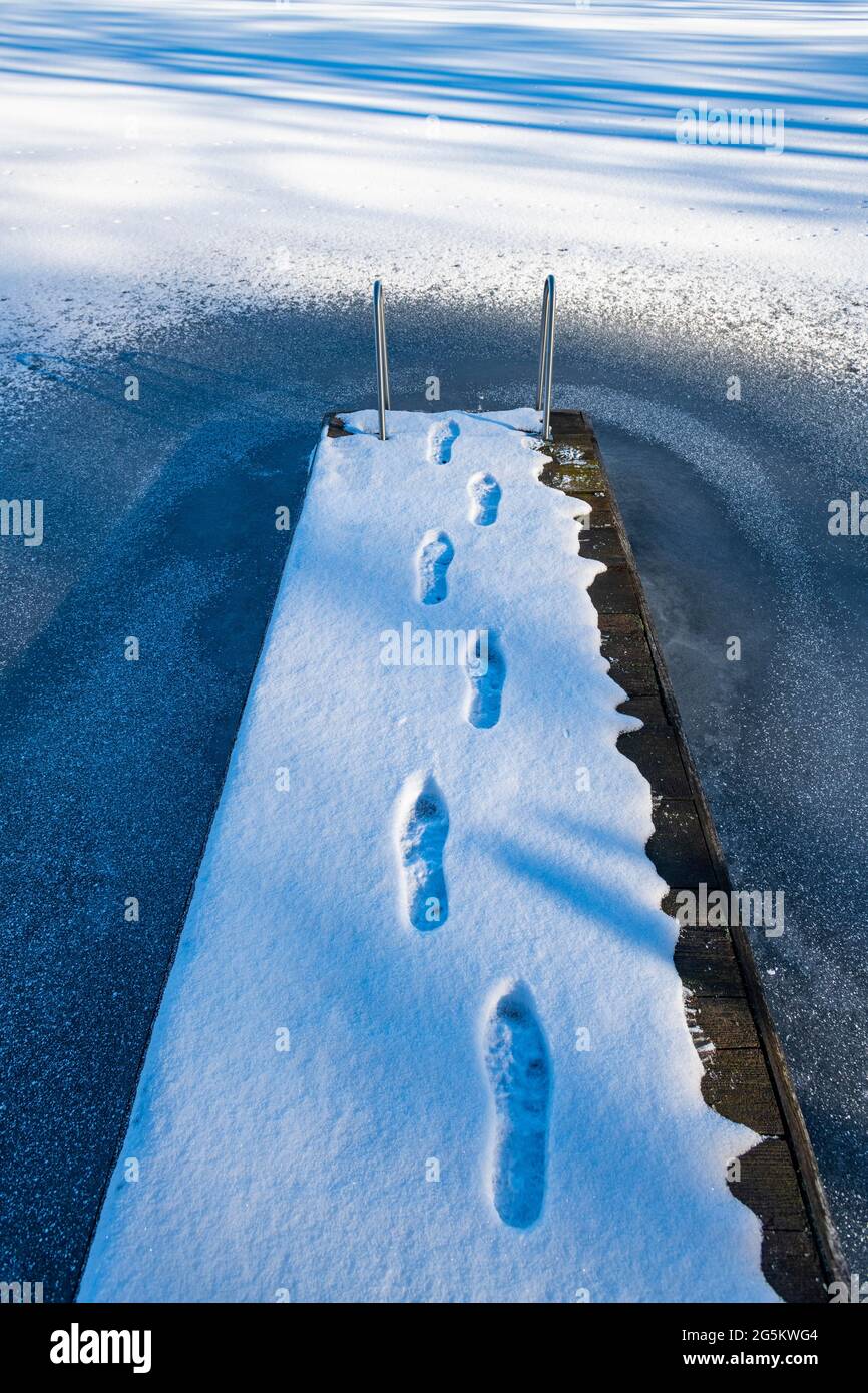 Impronte sul molo nella neve, lago ghiacciato Glindow, Werder, Havelland, Brandeburgo, Germania, Europa Foto Stock