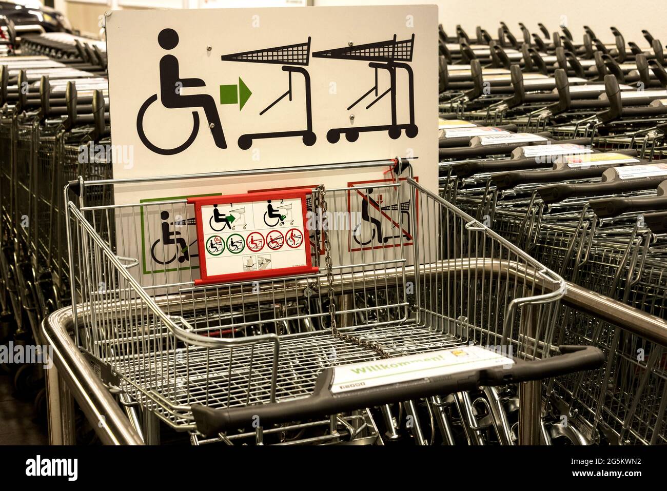 Carrello per sedie a rotelle presso il discount Lidl, supermercato,  Baviera, Germania, Europa Foto stock - Alamy