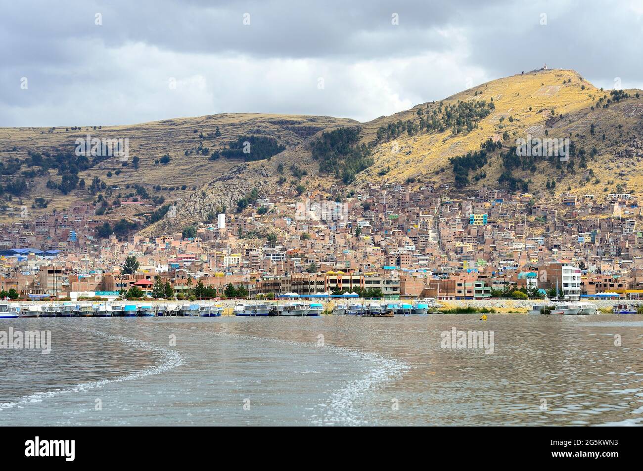 Vista dal lago alla città di Puno, Lago Titicaca, Perù, Sud America Foto Stock