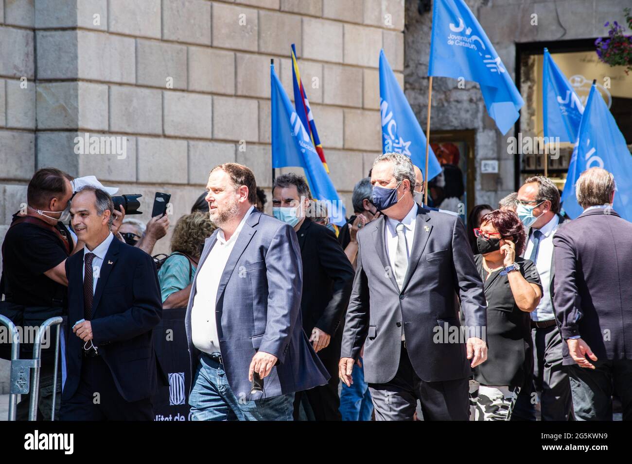 Oriol Junqueras ex Vicepresidente della generalità della Catalogna, Jordi Turull ex Consigliere della Presidenza, Joaquim Forn ex Ministro degli interni del governo della Catalogna e Dolors bassa ex Ministro del lavoro sono visti arrivare al governo della Catalogna. Pere Aragones ha tenuto un evento ufficiale di accoglienza al Palau de la Generalitat de Catalunya per i prigionieri politici catalani pro-indipendenza che hanno lasciato la prigione mercoledì 23 giugno dopo che il Consiglio dei ministri ha approvato il perdono per le nove indipendenza l Foto Stock