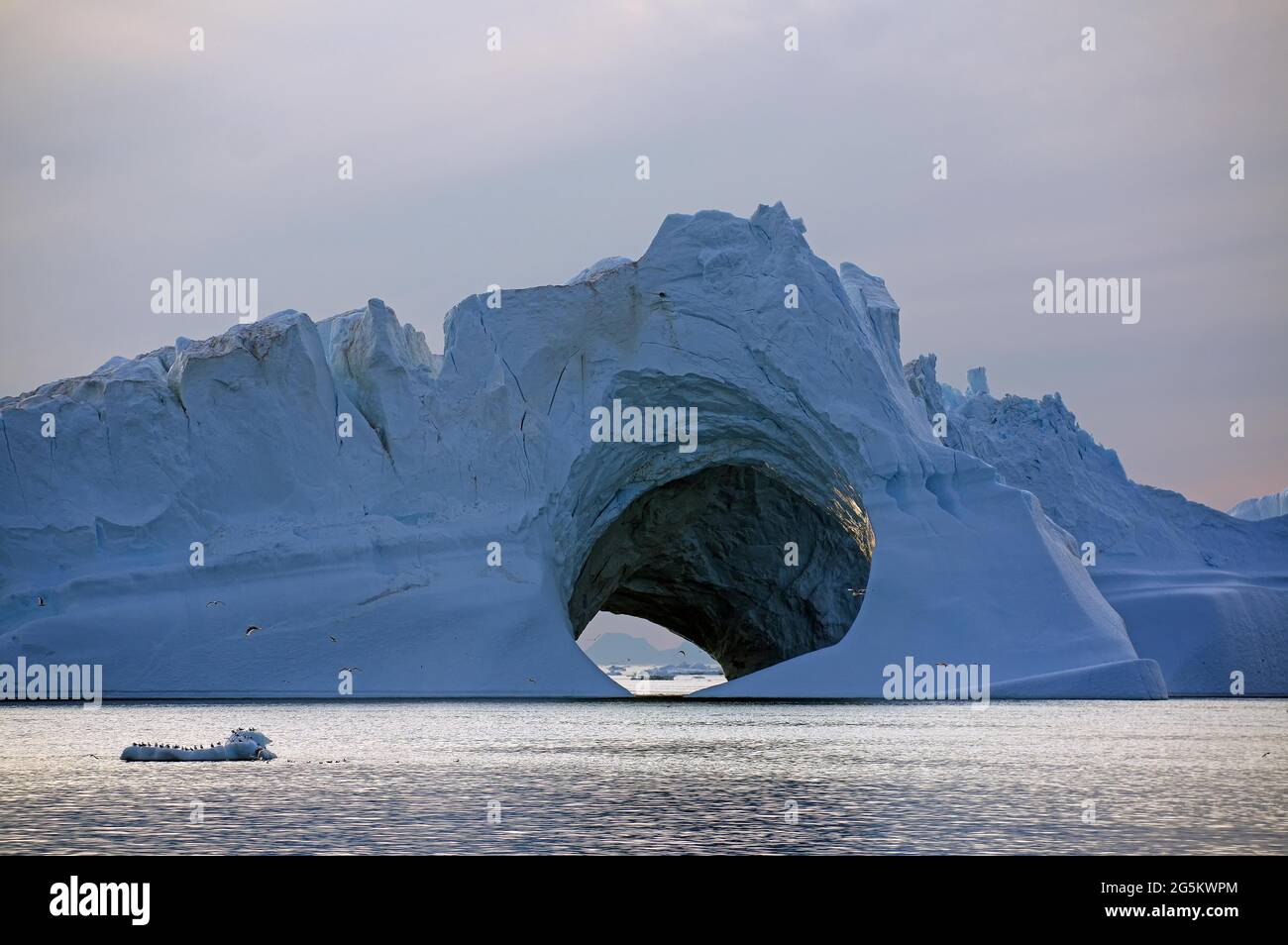 Grande iceberg con buco, Disko Bay, Ilulissat, Groenlandia, Danimarca, Nord America Foto Stock