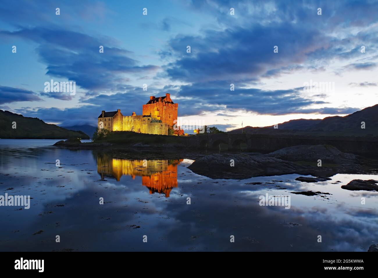 Crepuscolo, Castello di Eilean Donan, ponte di pietra, location del film, Dornie, Highlands, Scozia, Gran Bretagna Foto Stock