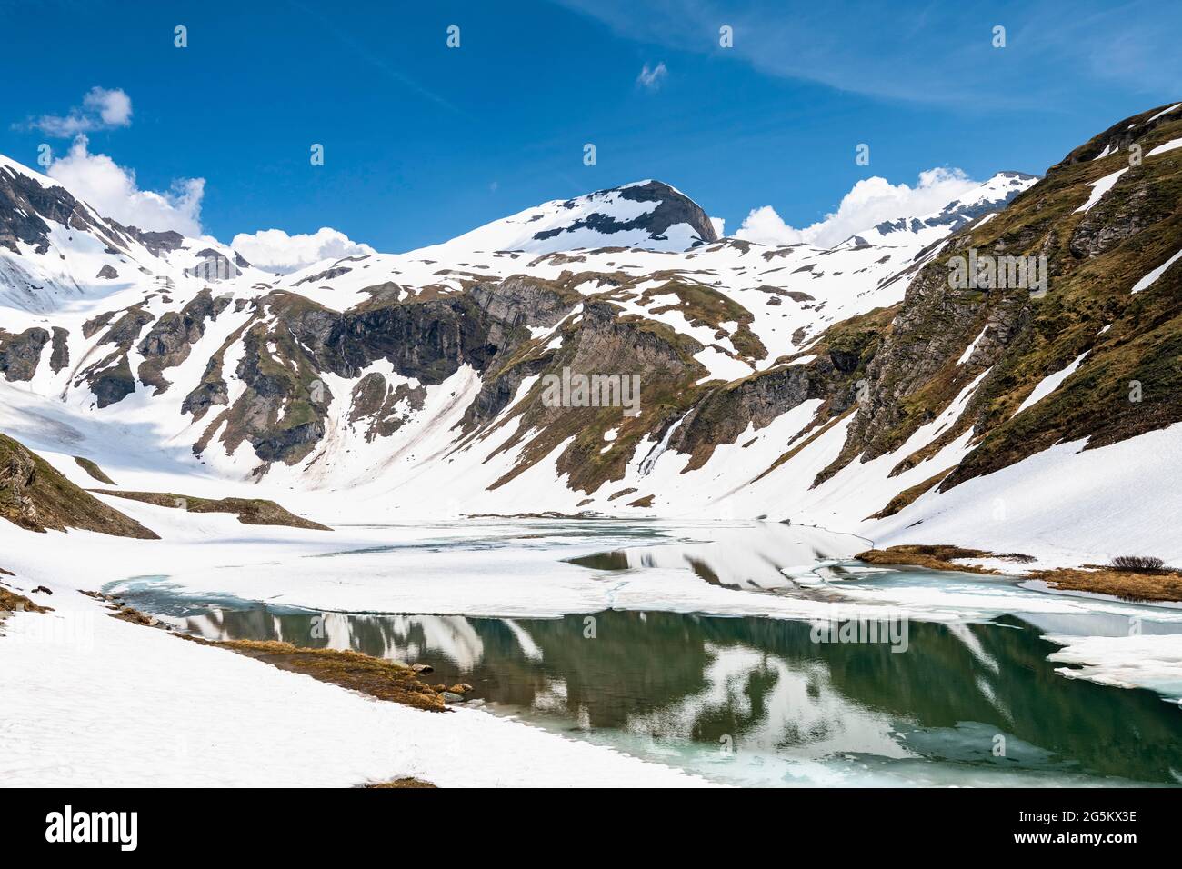 Lago di montagna, in parte congelato, Großglockner alta strada alpina, Hohe Tauern Parco Nazionale, Carinzia, Austria, Europa Foto Stock