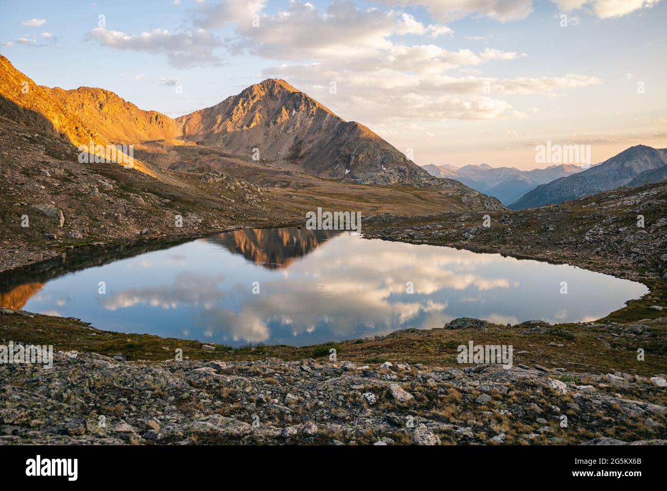 Lago alpino nella Hunter-Fryingpan Wilderness, Colorado Foto Stock
