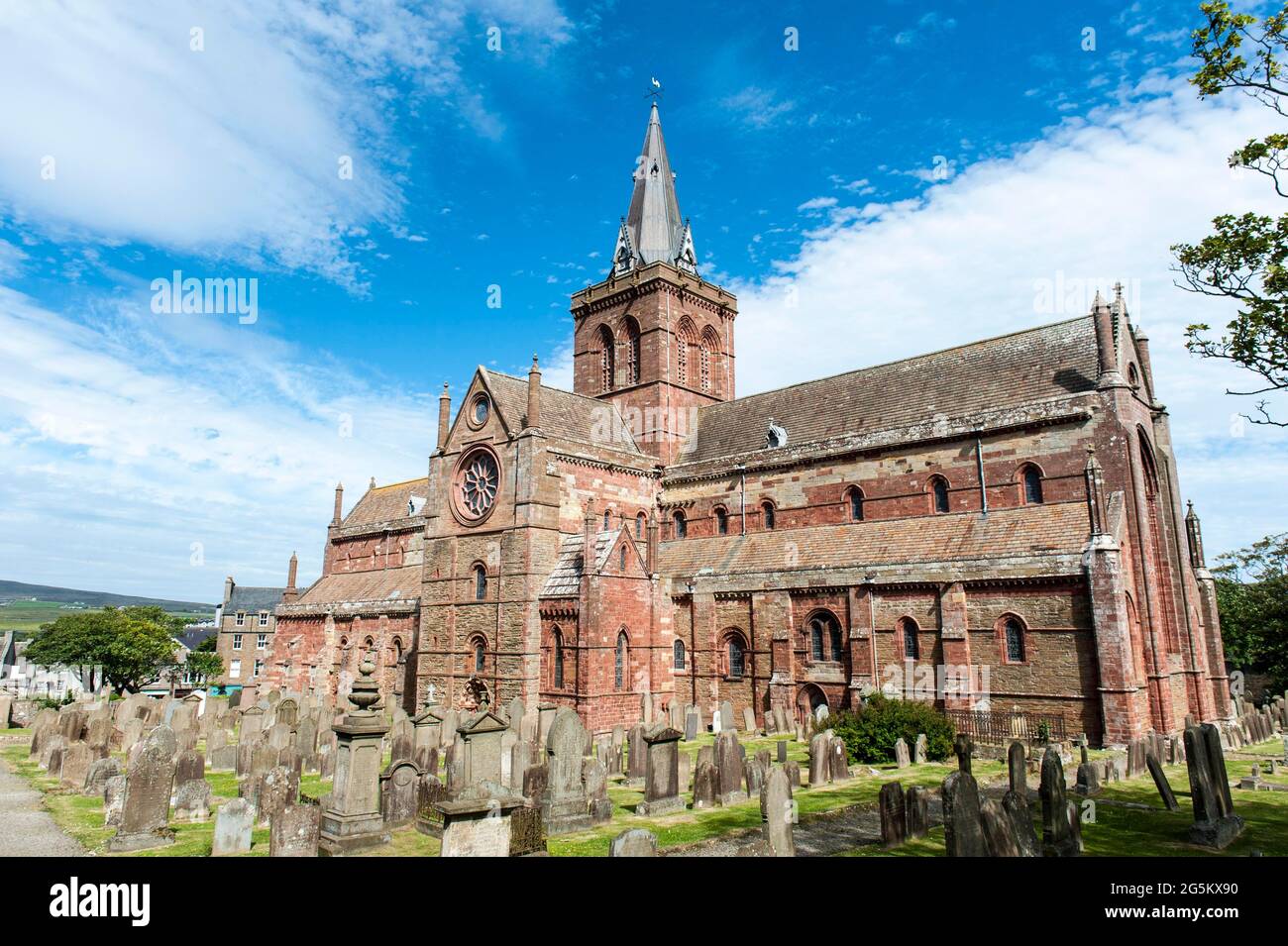 Cattedrale di St Magnus, Cattedrale di St Magnus, costruita con arenaria rossa, cimitero, Kirkwall, terraferma, Isole Orcadi, Scozia, Regno Unito, Europa Foto Stock