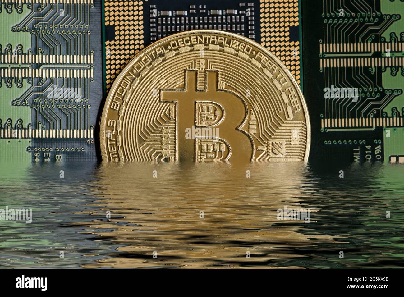 Criptovaluta Bitcoin mezzo sotto acqua Foto Stock