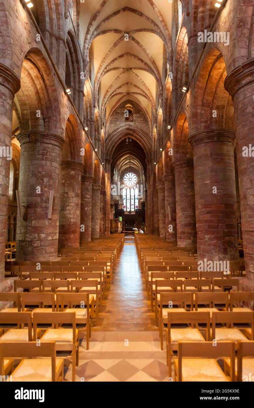 Interni, massicce colonne rotonde, stile architettonico romanico-normanno e gotico, Cattedrale di San Magnus, Cattedrale di San Magnus, costruita con sabbia rossa Foto Stock