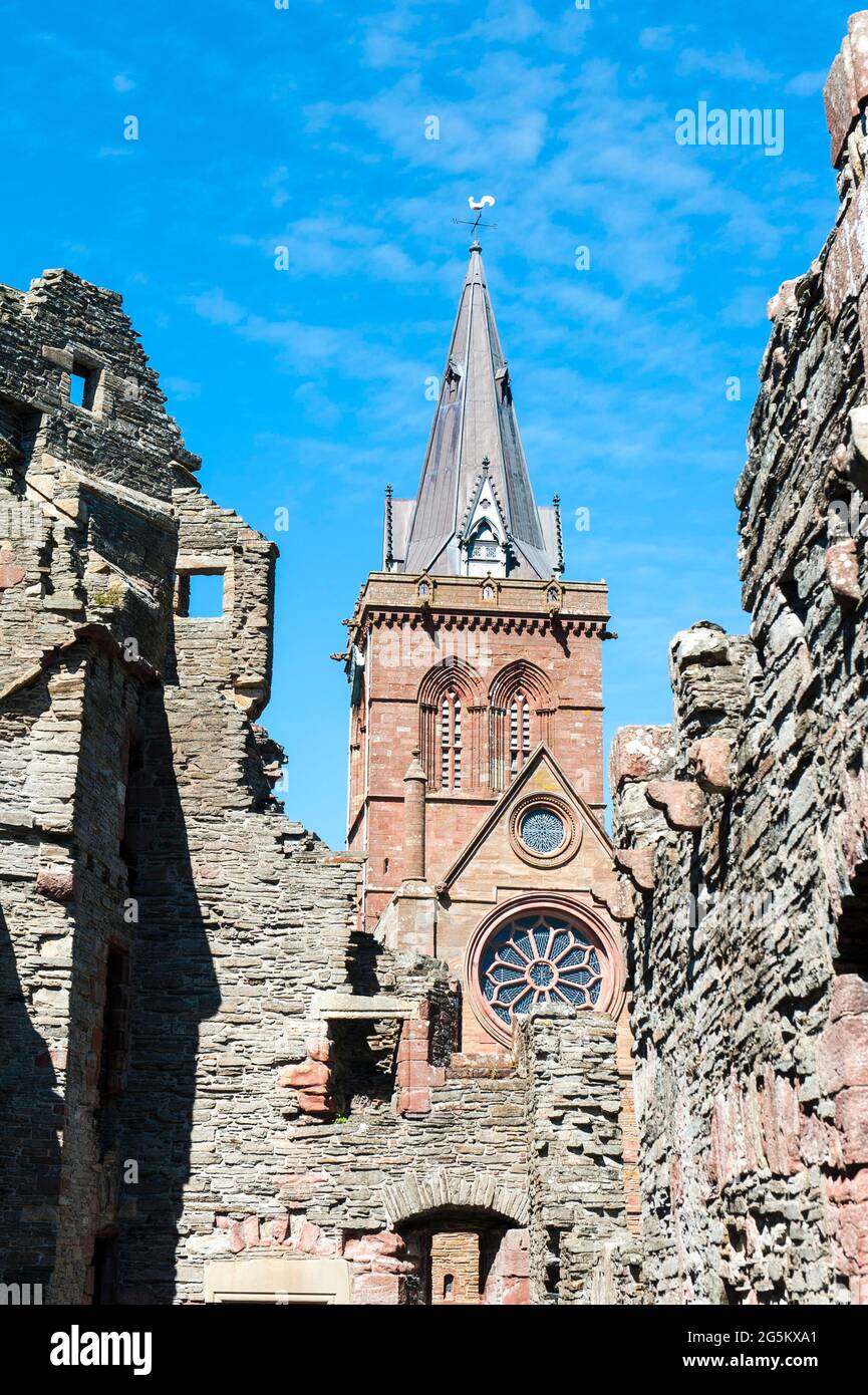 L'ex residenza vescovile, il palazzo episcopale in rovina, il palazzo episcopale, la torre della cattedrale di San Magnus dietro, la cattedrale di San Magnus, Kirkwall, la terraferma, o. Foto Stock