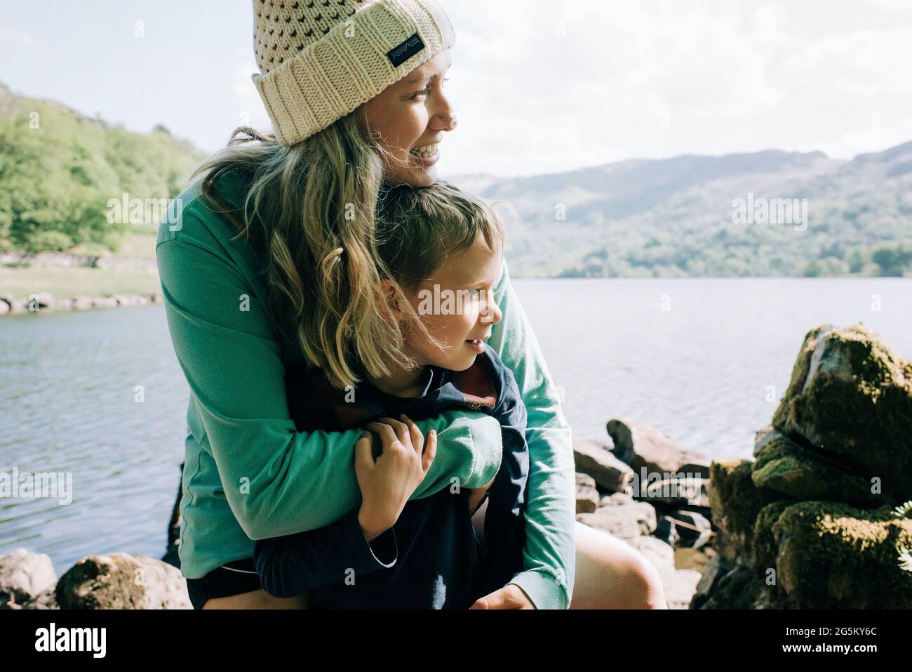 Mamma che si lega con figlio felicemente in una vacanza in campeggio in Galles, Regno Unito Foto Stock