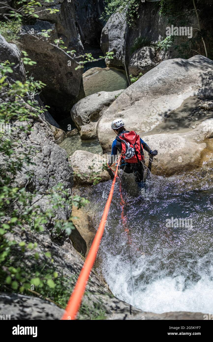 vista di una ragazza che scende in un canyon Foto Stock