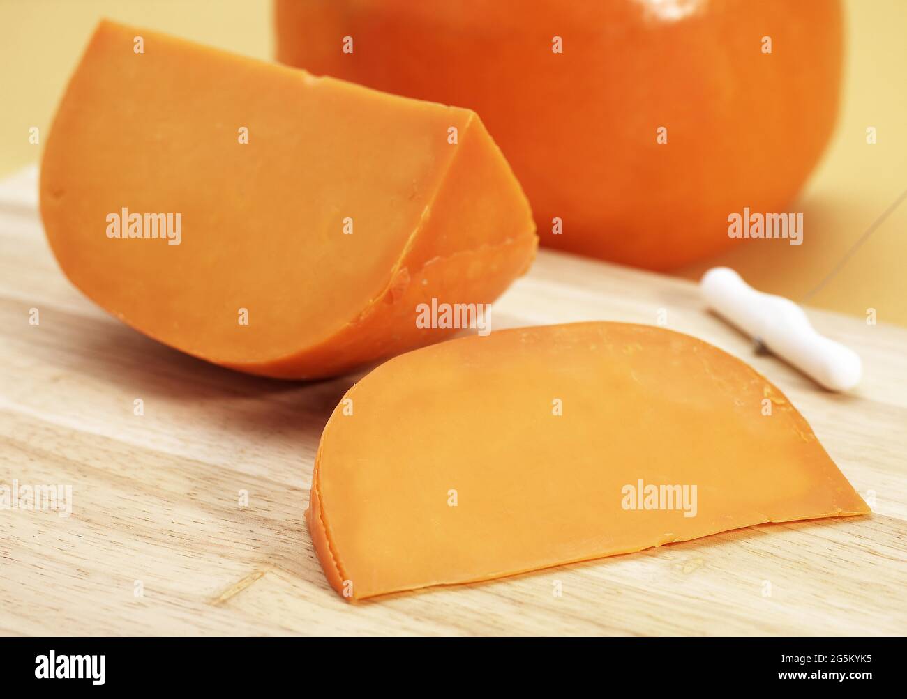 Formaggio francese chiamato Mimolette, formaggio a base di latte vaccino Foto Stock