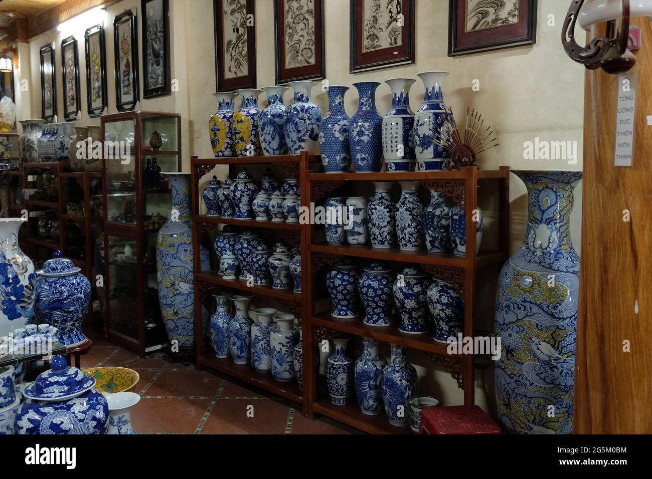 Tradizionale villaggio di ceramiche vietnamite Foto Stock