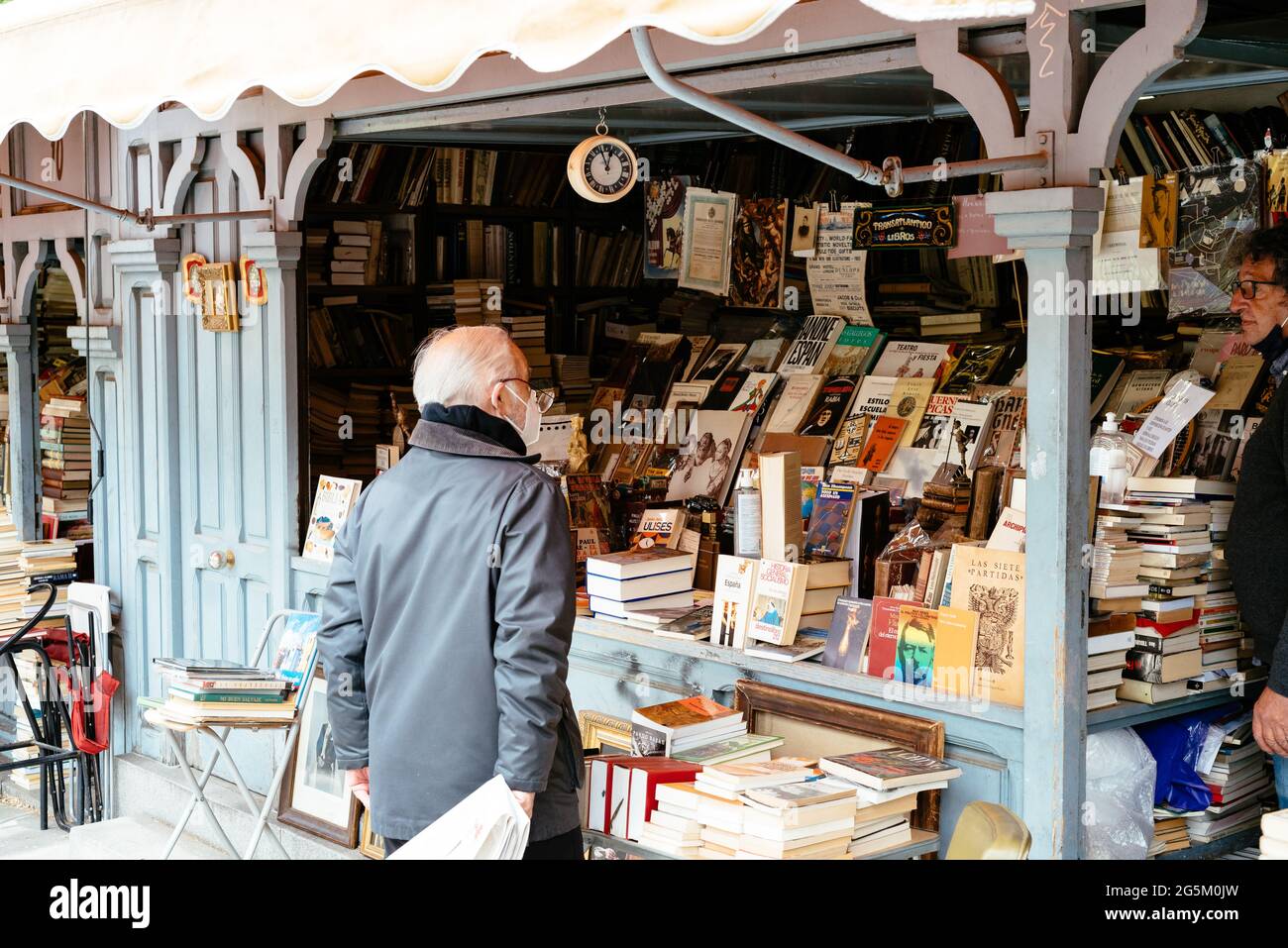 Madrid, Spagna - 24 aprile 2021: Persone nella vecchia fiera del libro a Cuesta de Moyano. E' famosa per le librerie, molte delle quali di proprietà del bo di seconda mano Foto Stock