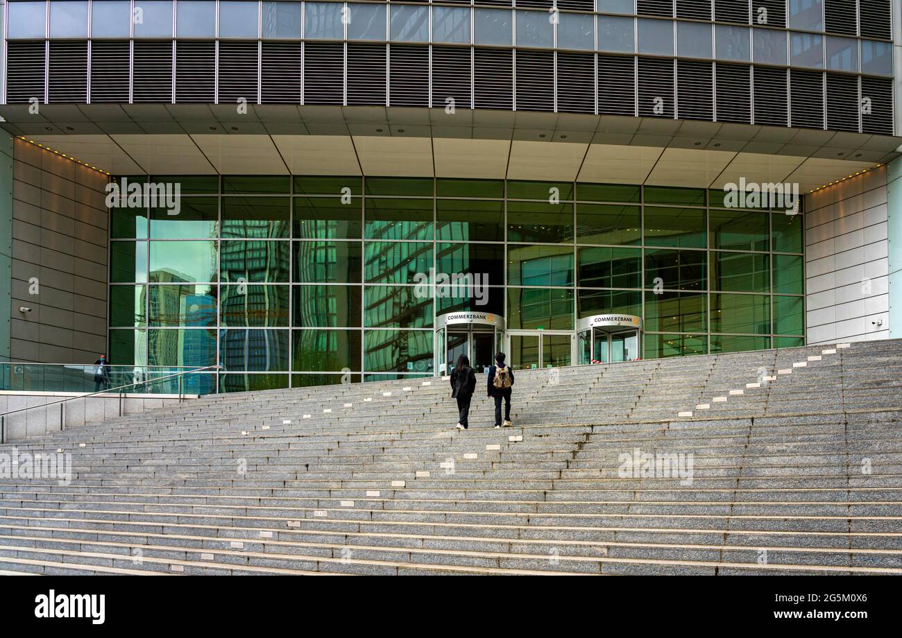 Giovane coppia asiatica di fronte alla sede Commerzbank di Francoforte, Francoforte sul meno, Assia, Germania, Europa Foto Stock