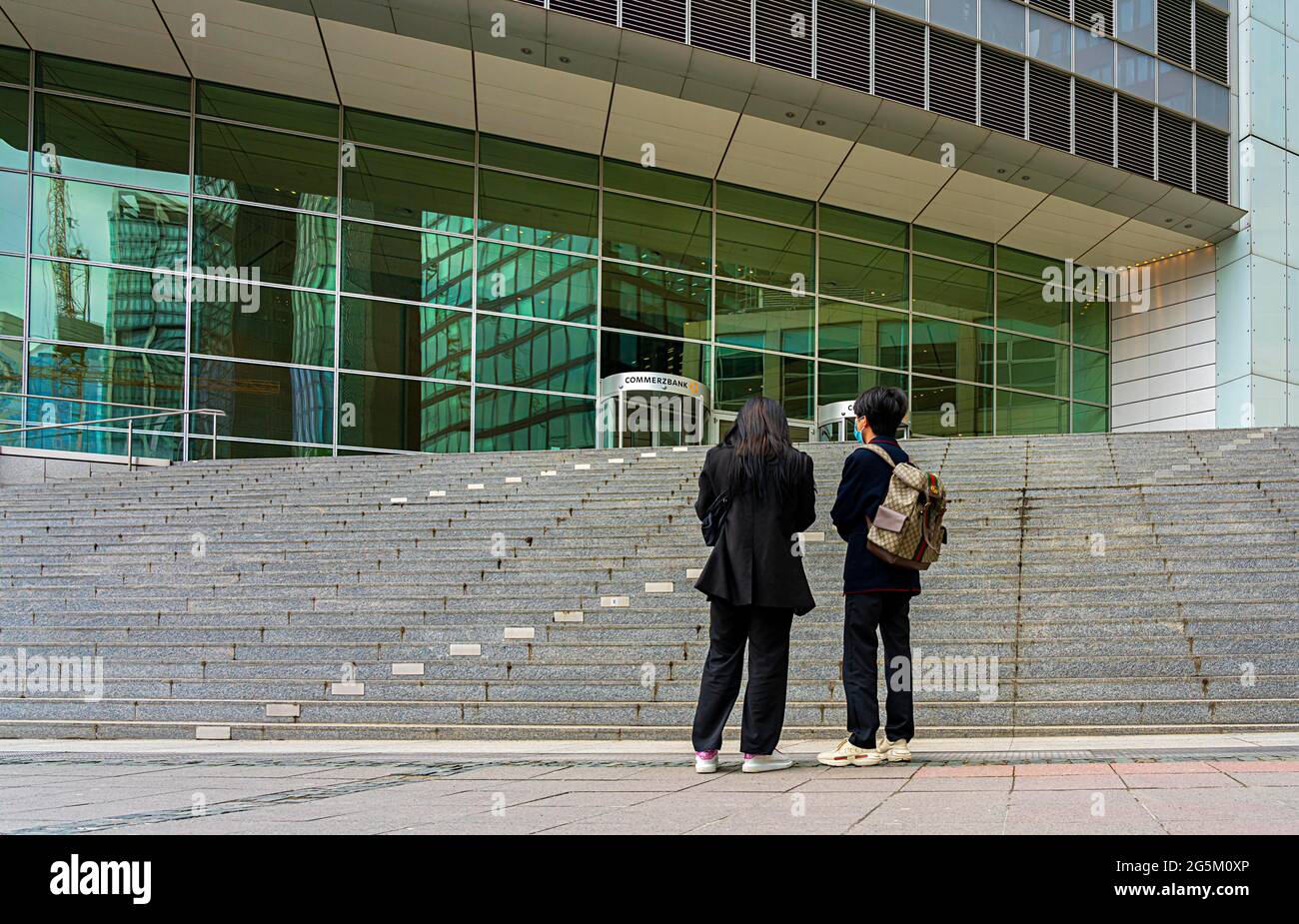 Giovane coppia asiatica di fronte alla sede Commerzbank di Francoforte, Francoforte sul meno, Assia, Germania, Europa Foto Stock