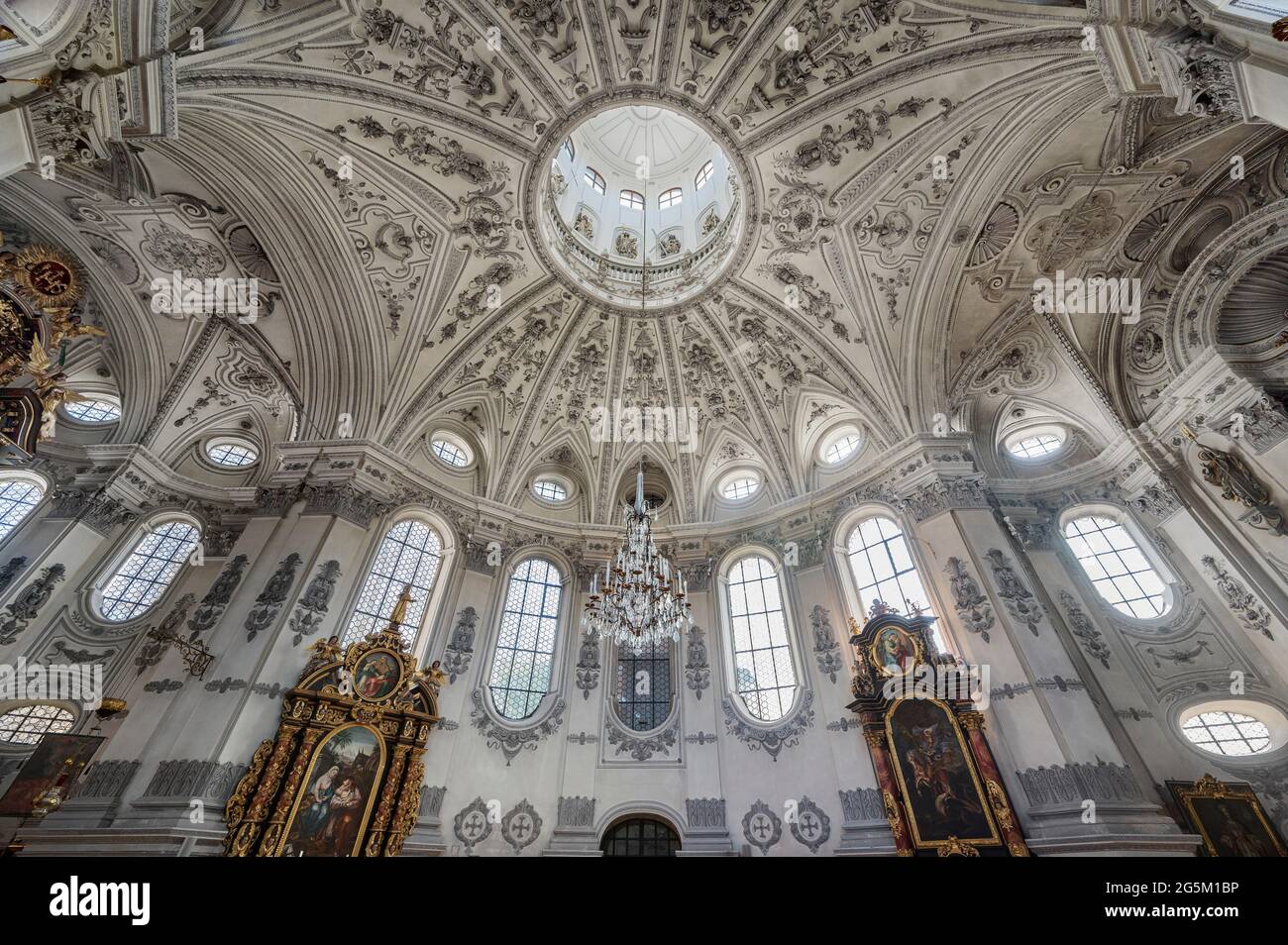 Chiesa cattolica di pellegrinaggio Maria pera albero, stucco soffitto con torre dell'apostolo, monumento protetto, Sielenbach, alta Baviera, Baviera, Germania, Europa Foto Stock