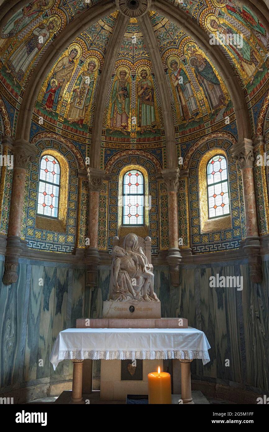 Altare laterale con pieta, San Benno, Maxvorstadt, Monaco, alta Baviera, Baviera, Germania, Europa Foto Stock