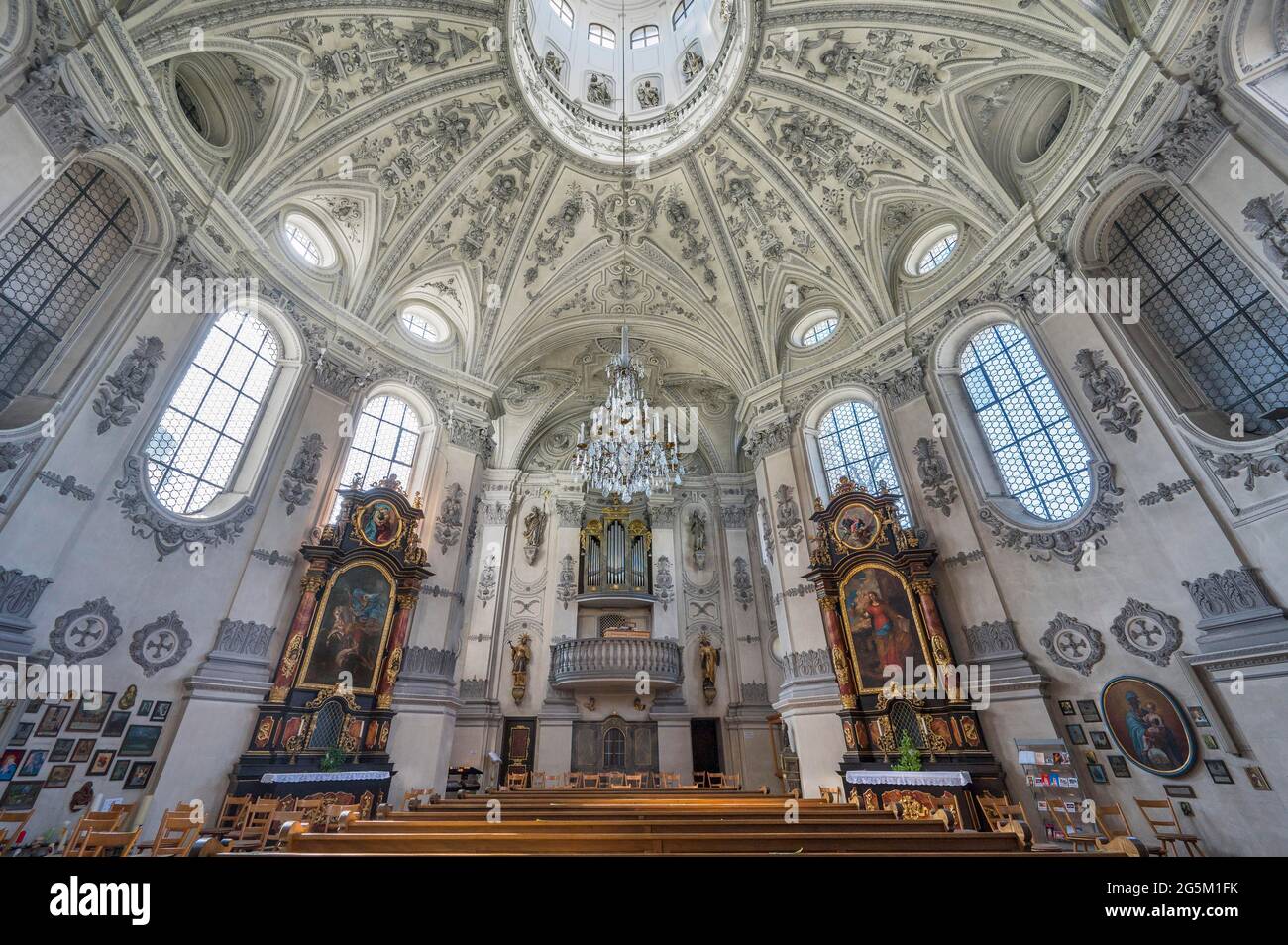 Galleria d'organo e stucco soffitto con torre dell'apostolo, chiesa cattolica di pellegrinaggio Maria pera albero, monumento protetto, Sielenbach, alta Baviera, Bavari Foto Stock