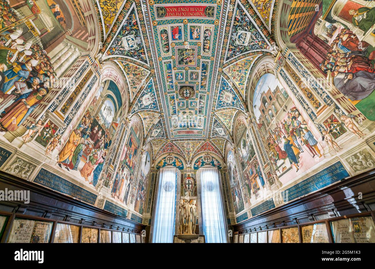 Volta e pareti con affreschi sulla vita del cardinale Enea Silvio Piccolomini, poi Papa Pio II, 1502-1507, pittore Pinturicchio, Libreria Piccolomi Foto Stock