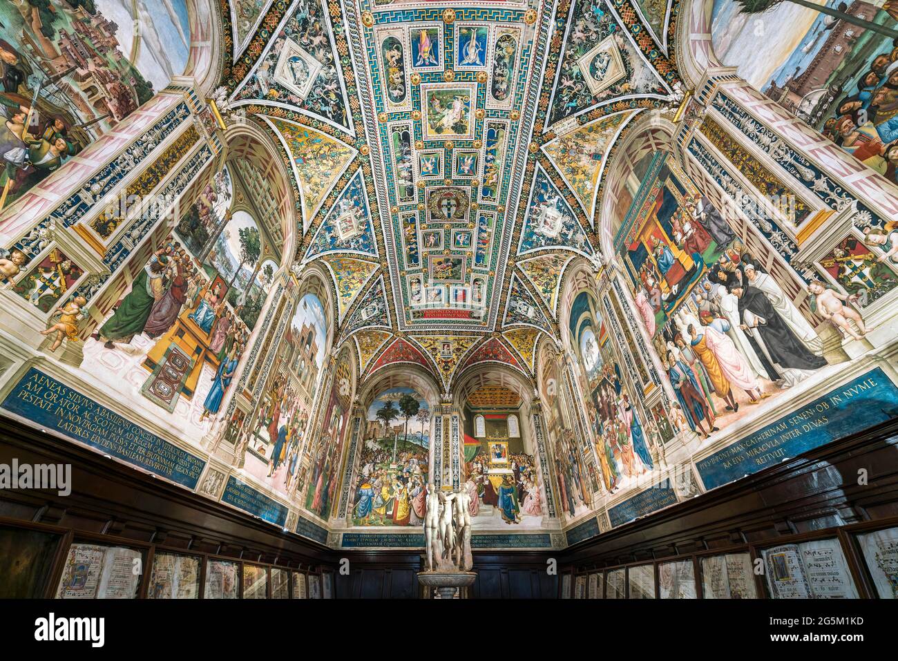 Volta e pareti con affreschi sulla vita del cardinale Enea Silvio Piccolomini, poi Papa Pio II, 1502-1507, pittore Pinturicchio, Libreria Piccolomi Foto Stock