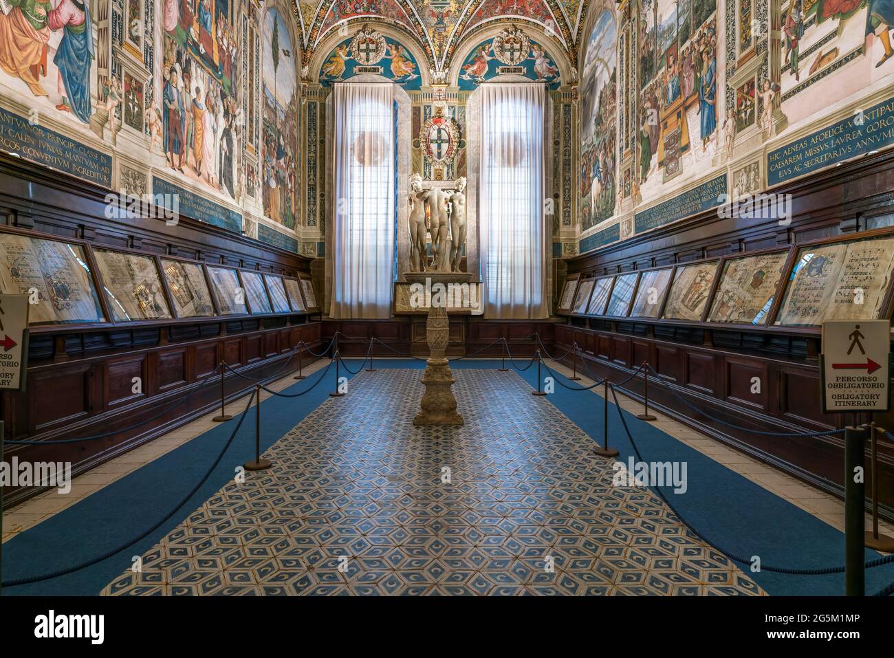 Libreria Piccolomini con affreschi sulla vita del cardinale Enea Silvio Piccolomini, poi Papa Pio II, 1502-1507, pittore Pinturicchio, Siena Cathedr Foto Stock