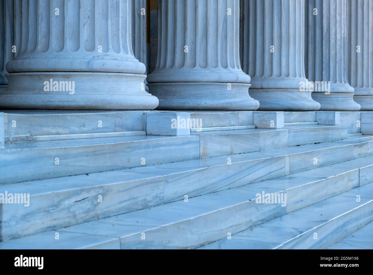 Colonne classiche, colonnato in marmo e scale. Zappeion Megaron colonne d'ingresso, monumento nazionale, simbolo di Atene, Grecia. Vista in primo piano Foto Stock