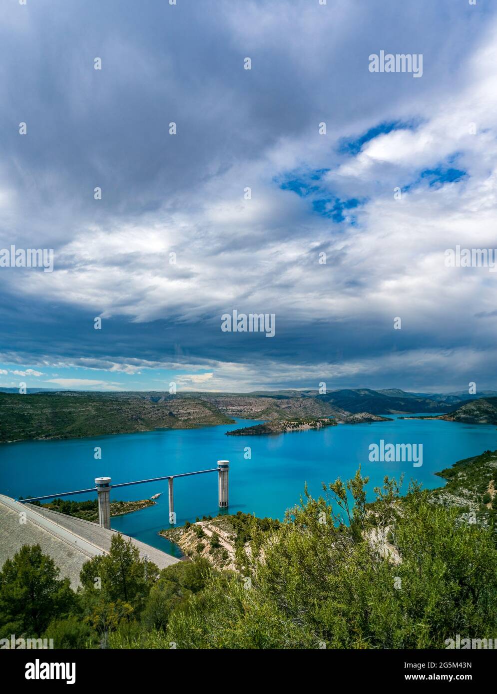 Diga a piena capacità sotto le nuvole Foto Stock
