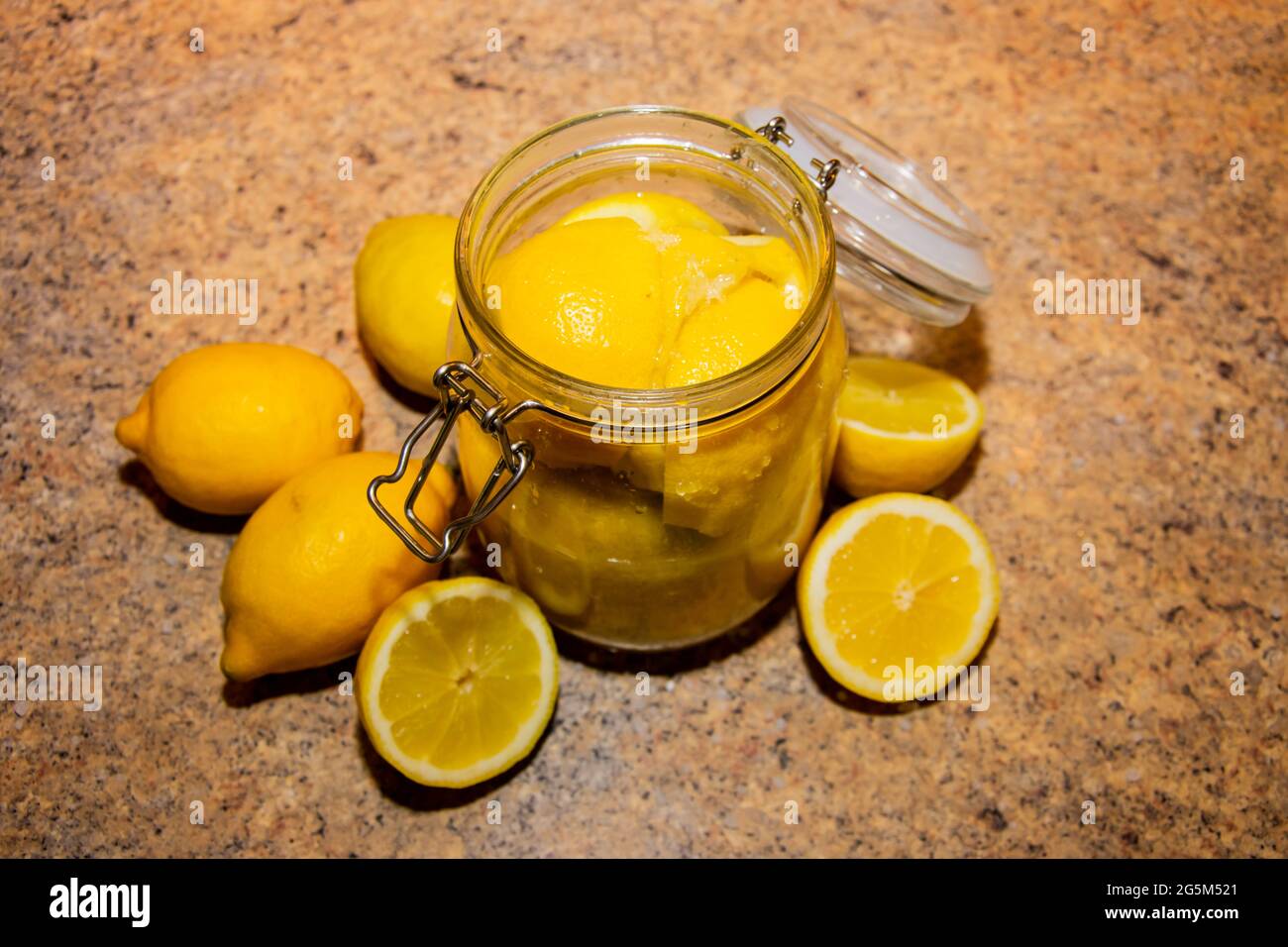 Produzione e imbottigliamento di limoni fatti in casa conservati in stile marocchino con sale Foto Stock