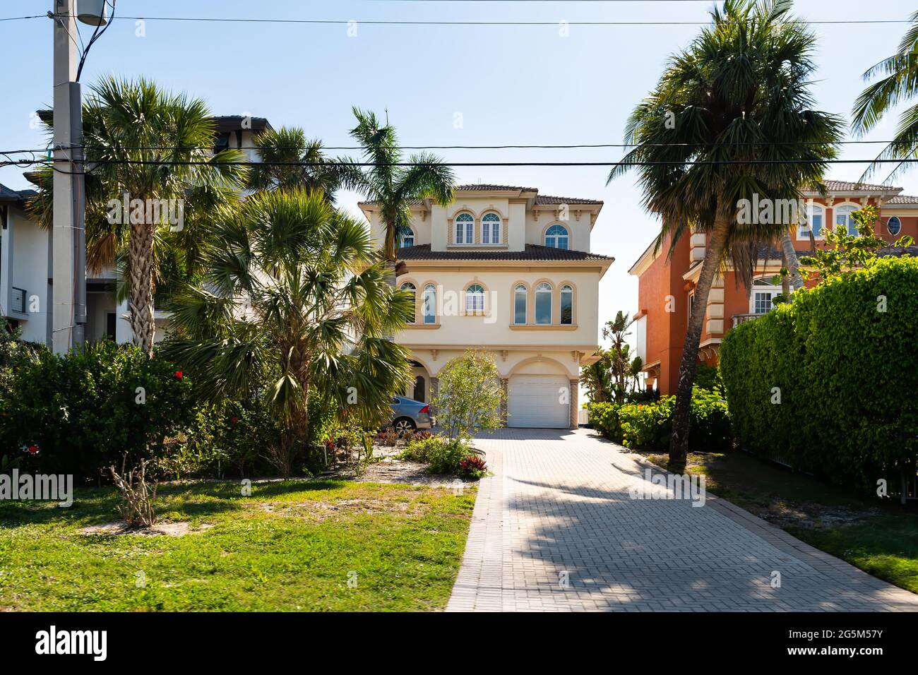 Bonita Springs, il golfo della Florida della costa del messico con palme in villa di lusso casa di architettura moderna fronte mare e viale di accesso al garage Foto Stock