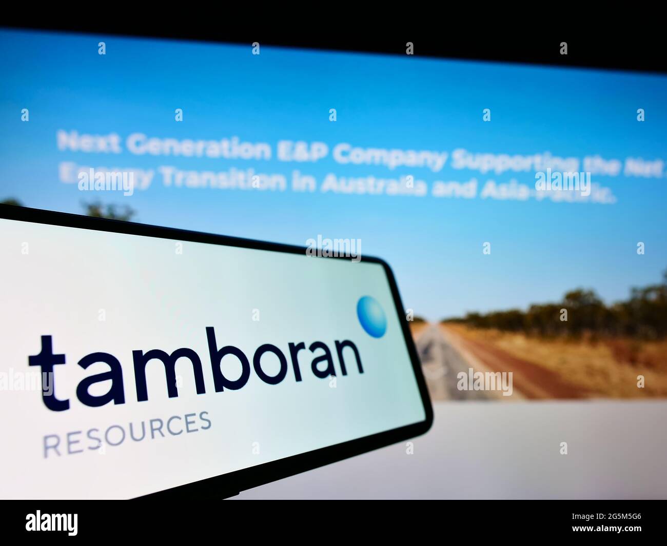 Cellulare con logo della società australiana di energia Tamboran Resources Limited sullo schermo di fronte al sito web aziendale. Mettere a fuoco il centro del display del telefono. Foto Stock