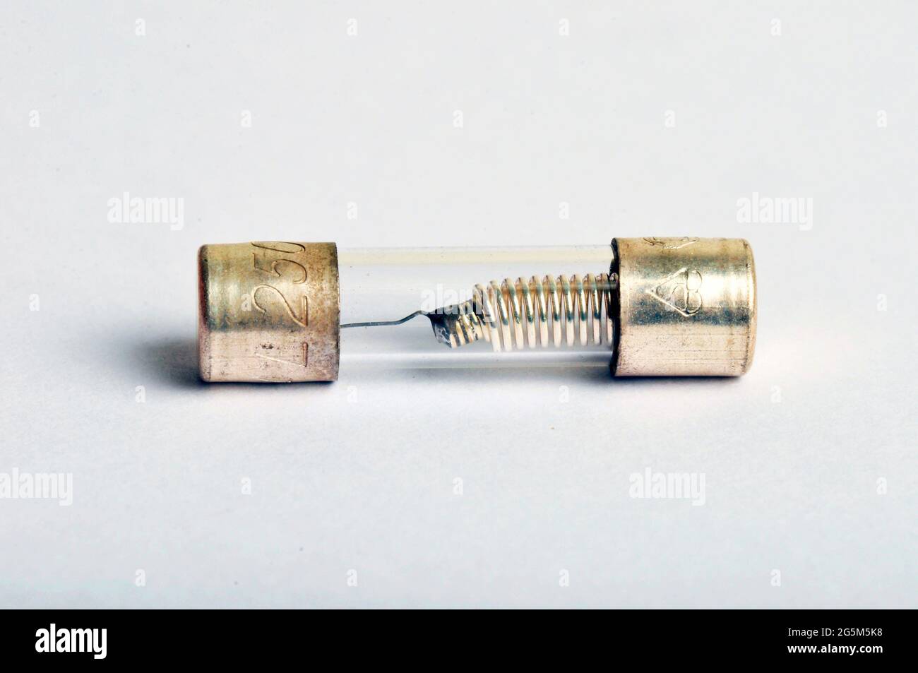 Fusibile elettrico da 20 x 5 mm, ritardo, soffiaggio lento, corpo in vetro, standard internazionale, per l'uso in una moltitudine di applicazioni in cui sicurezza e compone Foto Stock