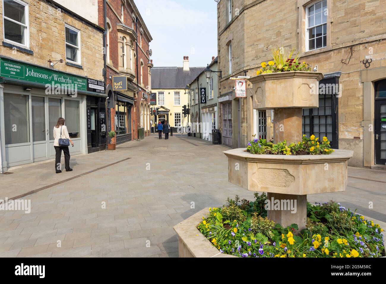 High Street da Market Place, Wetherby, West Yorkshire, Inghilterra, Regno Unito Foto Stock