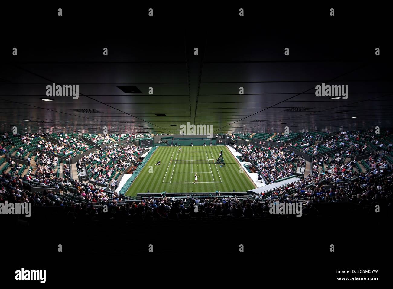 Heather Watson (campo inferiore) in azione contro Kristie Ahn durante la prima partita dei Ladies' Singles il primo giorno di Wimbledon all'All England Lawn Tennis and Croquet Club di Wimbledon. Data immagine: Lunedì 28 giugno 2021. Foto Stock