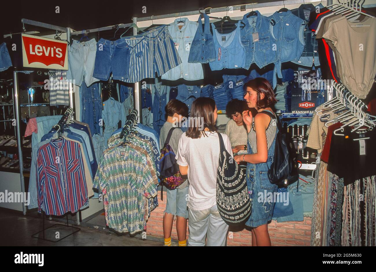 SOFIA, BULGARIA - i giovani clienti acquistano capi di abbigliamento in jeans blu presso il negozio Levi. Foto Stock